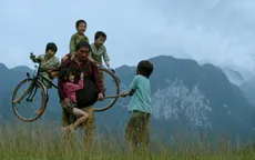 Đạo diễn 'Cha cõng con': 'Không làm xong phim chắc... phát điên'