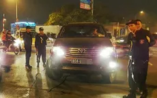 Xem xét khởi tố lái xe biển xanh chống người thi hành công vụ