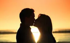 Bỏ xì gà ra khỏi miệng khi hôn