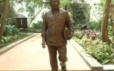 Dựng tượng Marquez cầm sách và hoa hồng ở Cuba