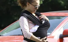 "Thiên nga đen" Natalie Portman địu con mới sinh ra phố