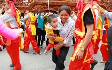 Người dân đua nhau ném tiền lẻ, chui gầm kiệu cầu may