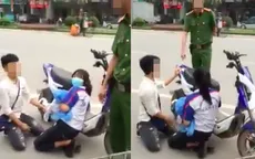 Tranh cãi chàng trai quỳ gối xin tha xe vi phạm luật giao thông cho bạn gái