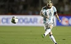Lionel Messi đá phạt đẹp như mơ vào lưới Colombia