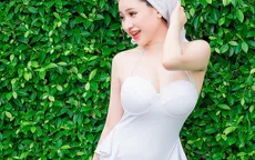 Hot girl Ivy khoe thân hình “đồng hồ cát” nóng bỏng bên hồ bơi