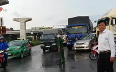 TP.HCM: Xe đầu kéo và xe tải kẹp nát ô tô 7 chỗ