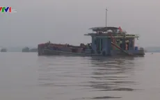 Bắt giữ nhiều phương tiện khai thác cát trái phép ở Hà Nội