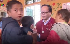Khám bệnh cho học sinh có biểu hiện lạ tại Bắc Kạn