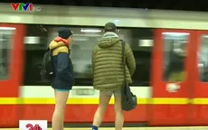 Gần 1.000 khách đi tàu điện hưởng ứng ngày không mặc quần ở Ba Lan
