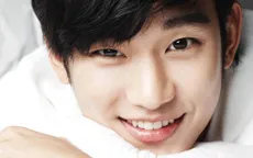 Kim Soo Hyun tặng kẹo ngọt cho fan dịp Valentine trắng