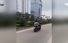 Clip: Lái xe máy bằng chân trên tuyến BRT