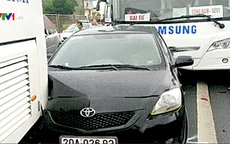 Xe chở công nhân chạy ẩu, lấn làn