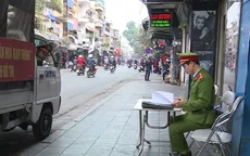 Hà Nội lập chốt giữ vỉa hè cho người đi bộ