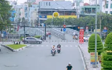 Lắp dải phân cách trên cầu Trần Khánh Dư (TP.HCM), ùn tắc giảm rõ rệt