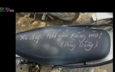 Thầy giáo tuyên truyền về ATGT trên... yên xe