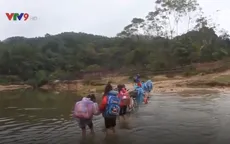 Học sinh lội suối đến trường trong cái lạnh dưới 10 độ