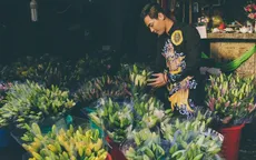MC Phan Anh rạng rỡ diện áo dài đi chọn hoa Tết