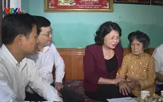 Thăm, tặng quà mẹ Việt Nam anh hùng ở Tuyên Quang