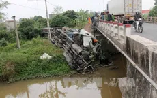 Quảng Ninh: Xe ô tô tải kéo theo rơ-moóc bị lật, lái xe thoát nạn