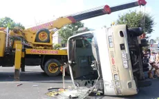 Bến Tre: Xe bus lật đè xe máy, 2 người chết, 5 người bị thương