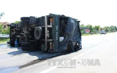 Tránh ô tô ngược chiều tại khúc cua, xe tải lật chắn ngang đường
