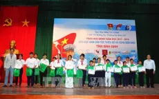 Trao học bổng cho học sinh dân tộc thiểu số và con em ngư dân Bình Định