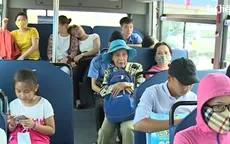 Tặng hoa hồng và phát vé xe bus miễn phí cho hành khách nữ nhân ngày 8/3
