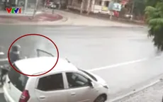 Clip: Mở cửa ô tô bất cẩn gây tai nạn cho xe máy