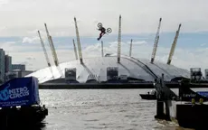 Biểu diễn mô tô mạo hiểm bay qua hai sà lan trên sông Thames, Anh