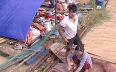 Mưa lũ ở Hòa Bình: Người dân phải ra bè ở