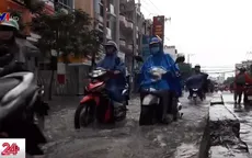 Mưa lớn ở TP.HCM, nhiều tuyến đường ngập sâu trong nước