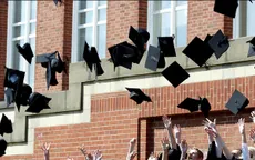 Trường đại học tại Anh cấm sinh viên ném mũ cử nhân lên trời
