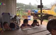 Người dân sống tạm bợ sau mưa lũ