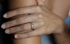 Chú gà trống điêu khắc 1mm chào đón năm Đinh Dậu