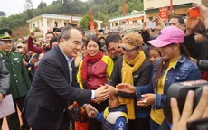 Chủ tịch MTTQ Việt Nam tặng quà gia đình chính sách tỉnh Sơn La