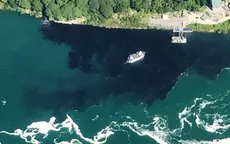 Du khách hốt hoảng khi nước dưới chân thác Niagara chuyển màu đen