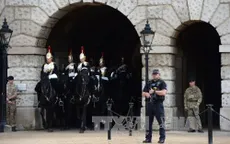Cảnh sát khám xét một căn nhà gần London sau vụ nổ bom tàu điện ngầm