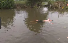 Bé trai có khả năng tự nổi trên mặt nước ở Bạc Liêu