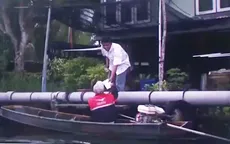 Người vận chuyển bưu phẩm bằng thuyền hiếm hoi tại Bangkok, Thái Lan