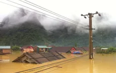 Yên Bái: Mưa lũ ngập đến tận nóc nhà