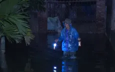 Hàng nghìn hộ dân ở Hà Nội vẫn bị nước lũ cô lập sau vỡ đê