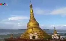 Nước sông dâng nhấn chìm một ngôi chùa ở Myanmar