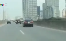 5 ô tô thi nhau đi lùi ở đường trên cao