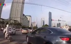 Vi phạm hàng loạt lỗi, ô tô ngăn cản quá trình lưu thông của nhiều phương tiện