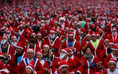 Hơn 7.000 ông già Noel chạy bộ gây quỹ cho bệnh nhân ung thư