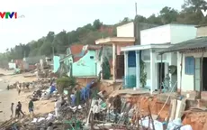 11 hộ dân ven biển Phan Thiết trở thành vô gia cư vì sóng đánh sập nhà