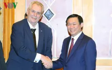 Phó Thủ tướng Vương Đình Huệ hội kiến Tổng thống Czech Milos Zeman