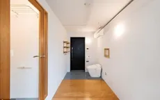Độc đáo căn hộ có bồn cầu ngay cạnh cửa ra vào