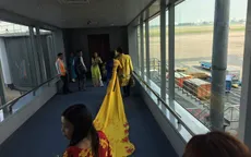 Vợ MC Thanh Bạch diện áo dài "khủng" lên máy bay
