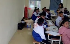 Cô giáo phạt nam sinh ngồi học dưới nền nhà vì không đeo khăn quàng đỏ